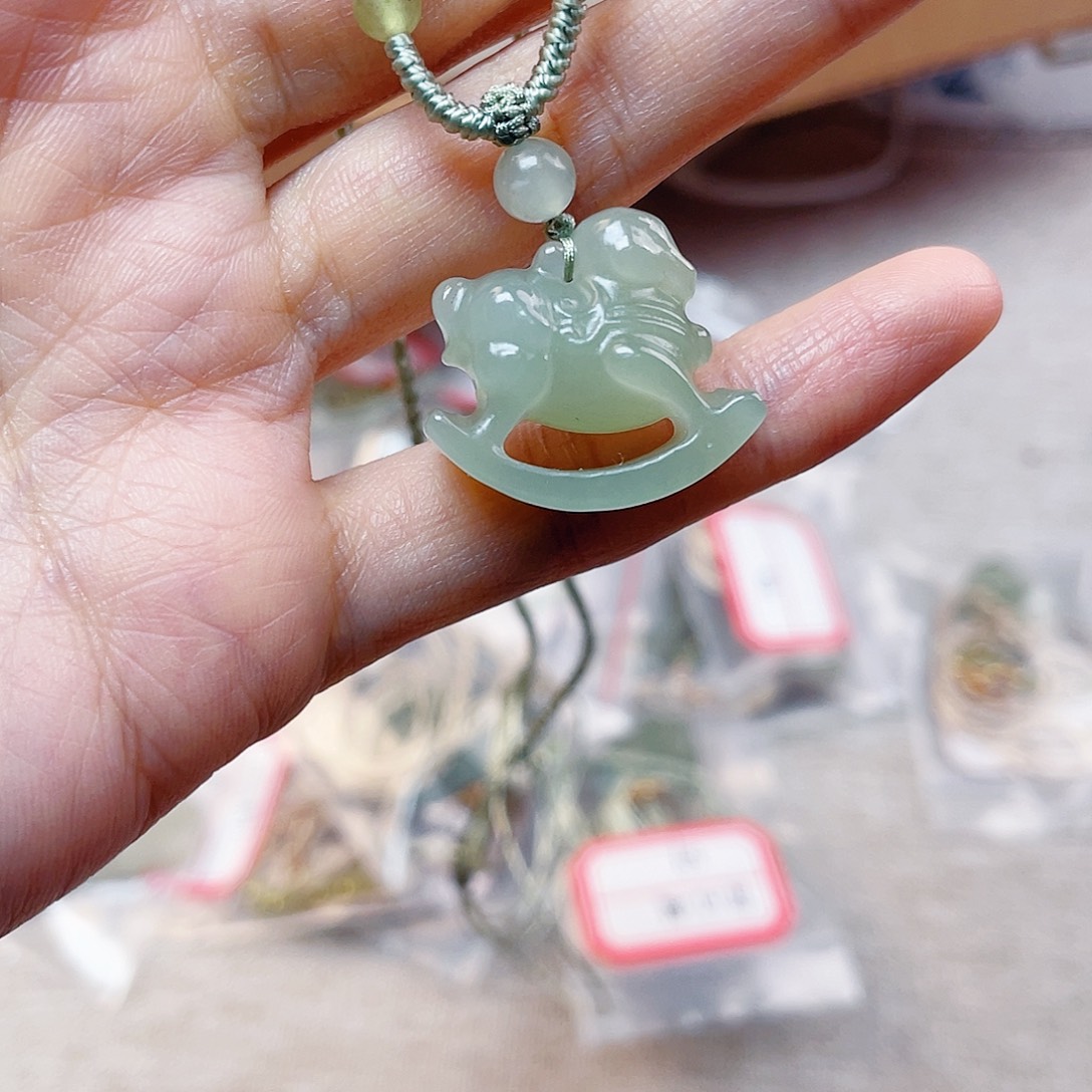 和田玉未镶嵌吊坠(赠链)