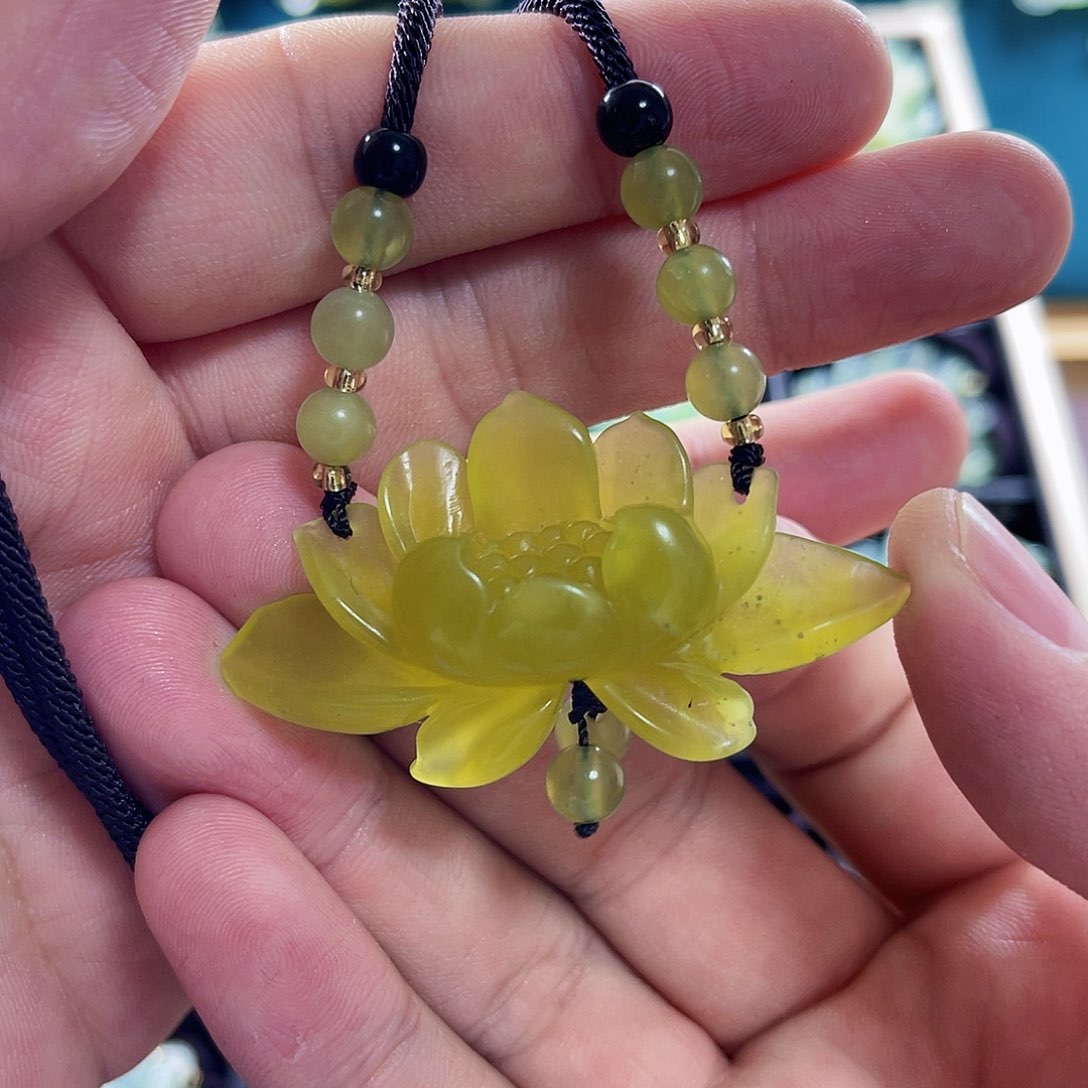 蛇纹石玉颈饰未镶嵌