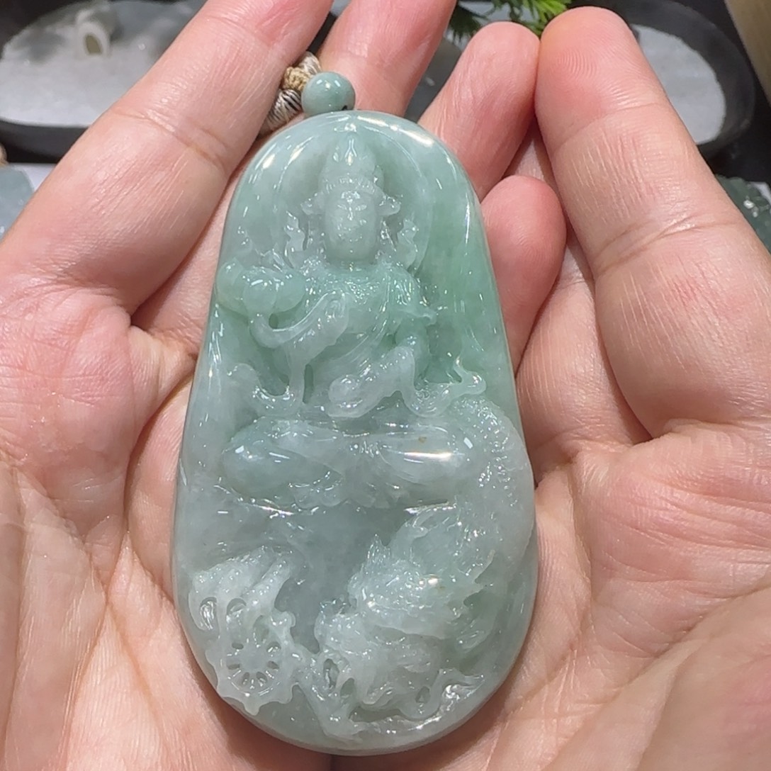 翡翠未镶嵌颈饰。。