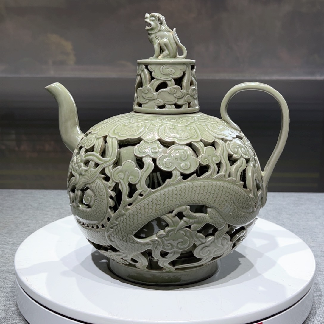 壶道越窑青釉镂空雕执壶