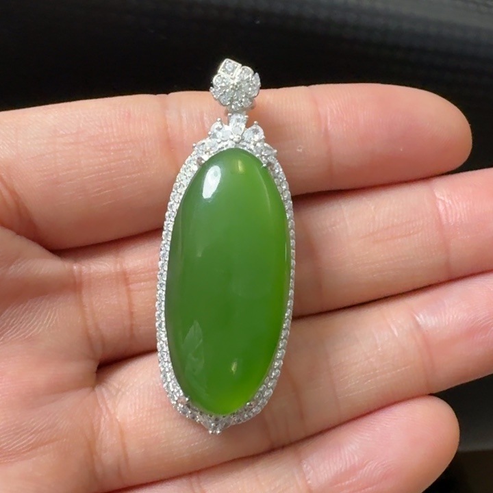 和田玉银S925镶嵌颈饰阳绿鸽子蛋