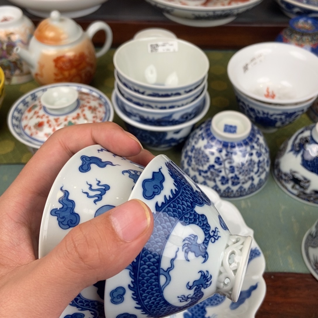 卜***文陶瓷的设计师是一个