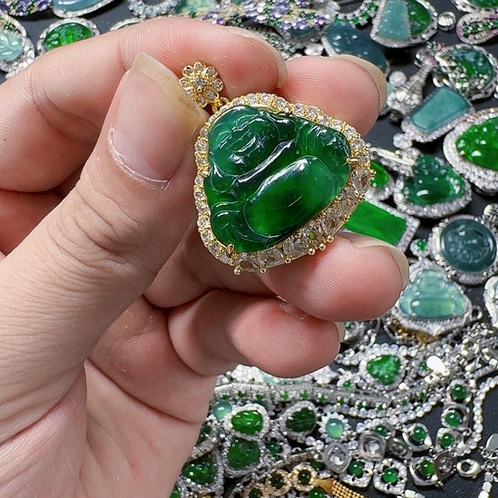 翡翠颈饰未镶嵌 天然A货翡翠放漏