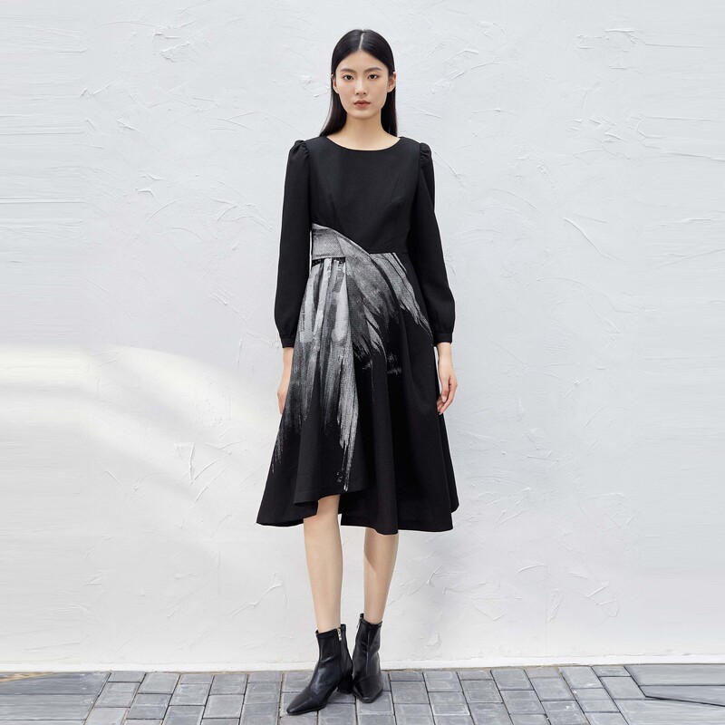 S·DEER圣迪奥时尚气质圆领晕染印花拼接不规则连衣裙S23381207