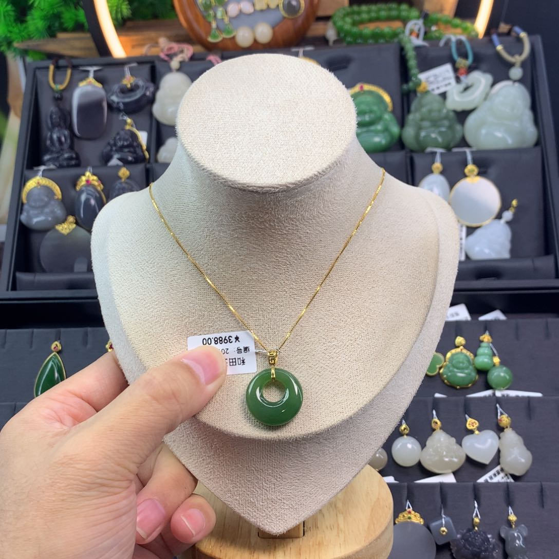 和田玉吊坠18K金镶嵌