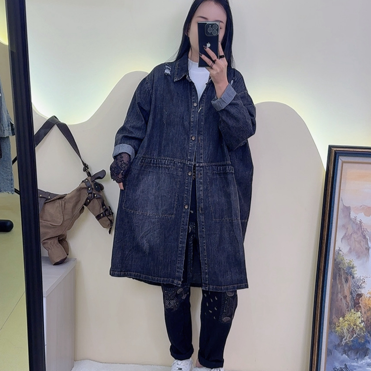 秋季女装中长款牛仔风衣外套撞色线迹分割翻领设计