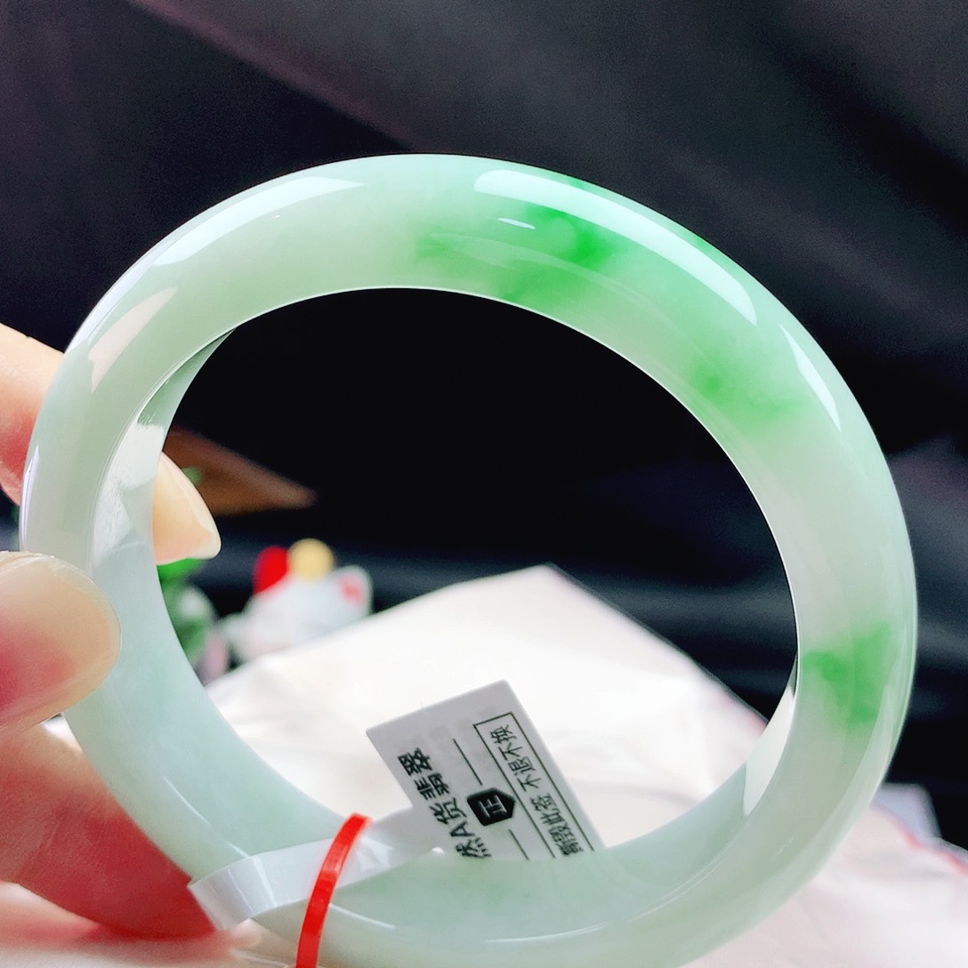 未镶嵌手镯翡翠60+轮胎阳绿