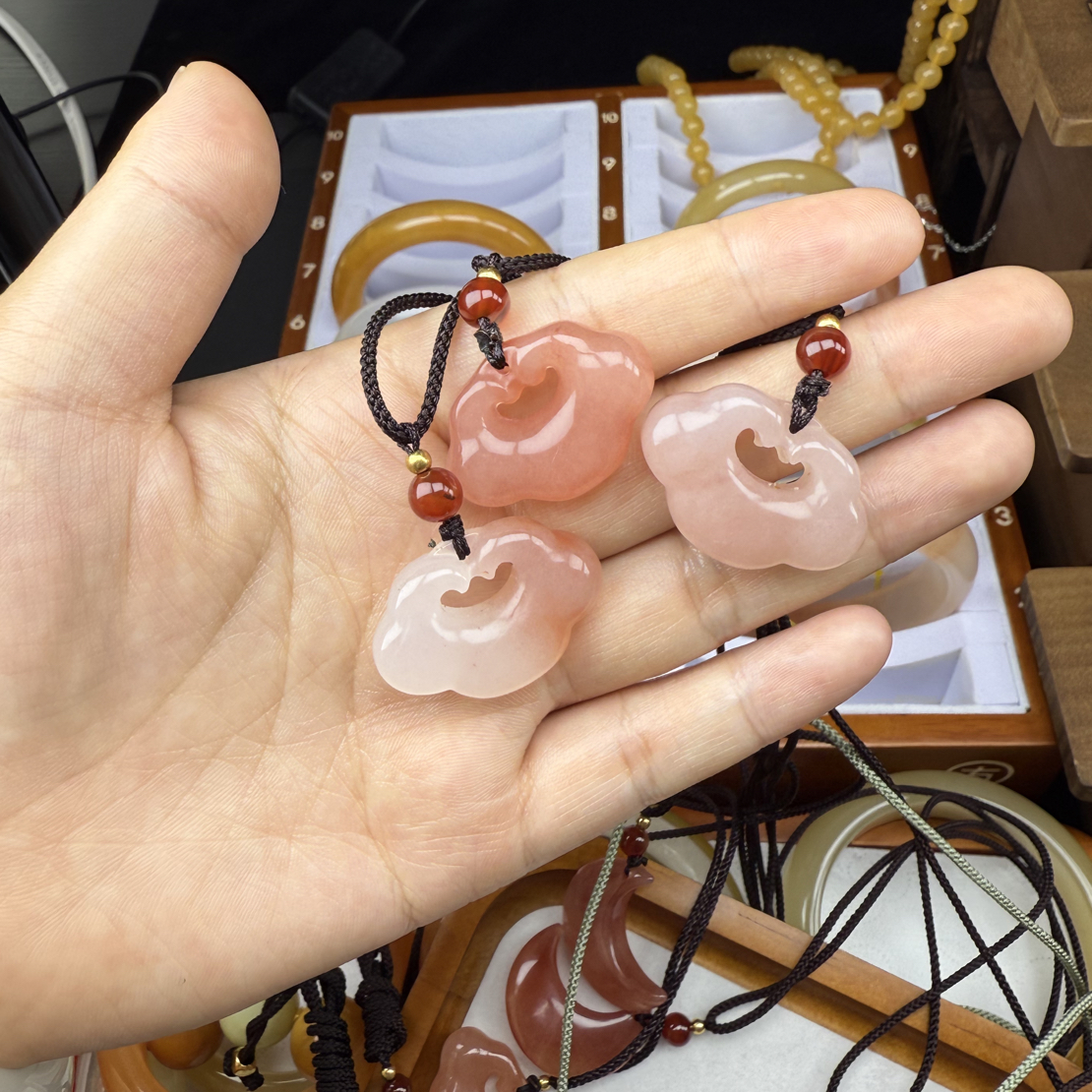 天然龙陵黄龙玉A货挂件精品百搭款（多样性发一个）