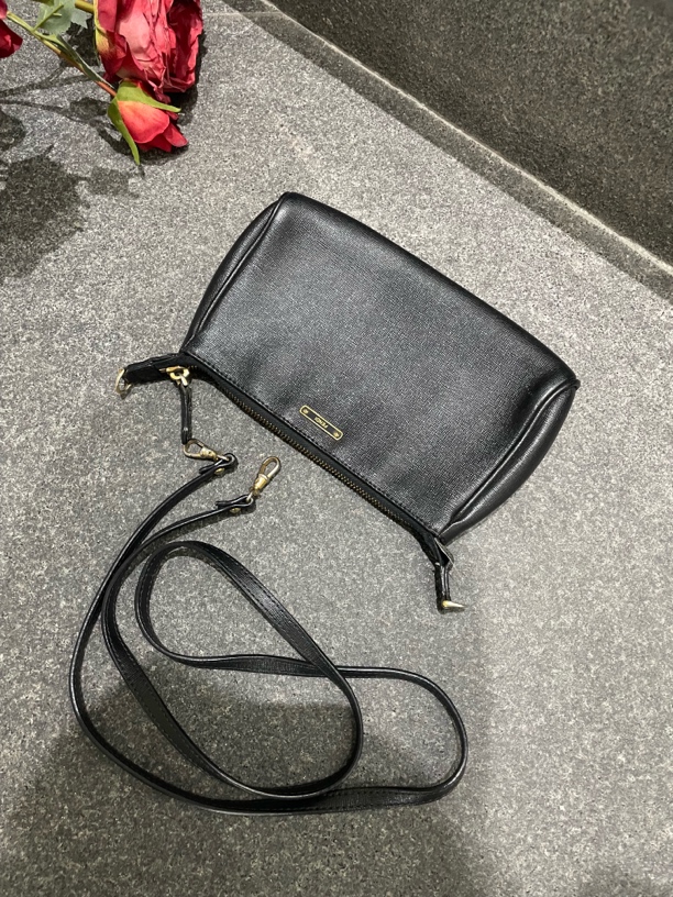 95新 FENDI/芬迪 98新 黑金迷你单肩斜挎包A1133