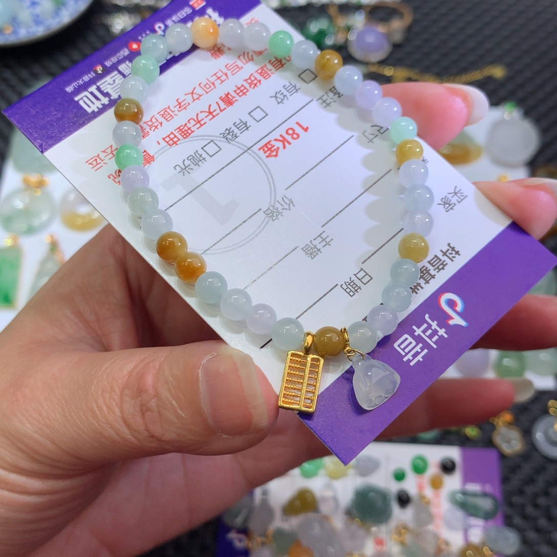 翡翠颈饰18K金镶嵌翡翠吊坠的未镶嵌