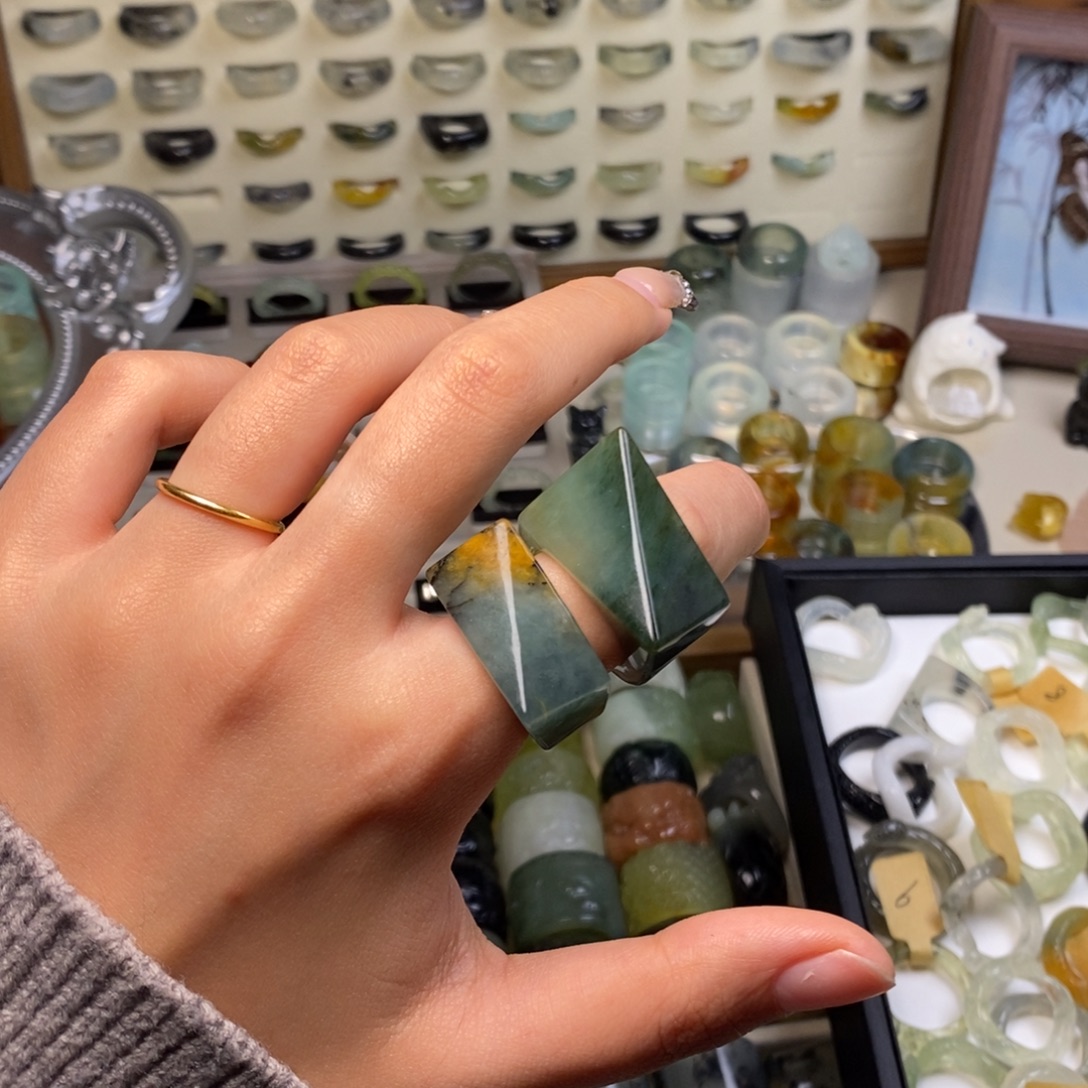 绿***红蛇纹石玉未镶嵌戒指