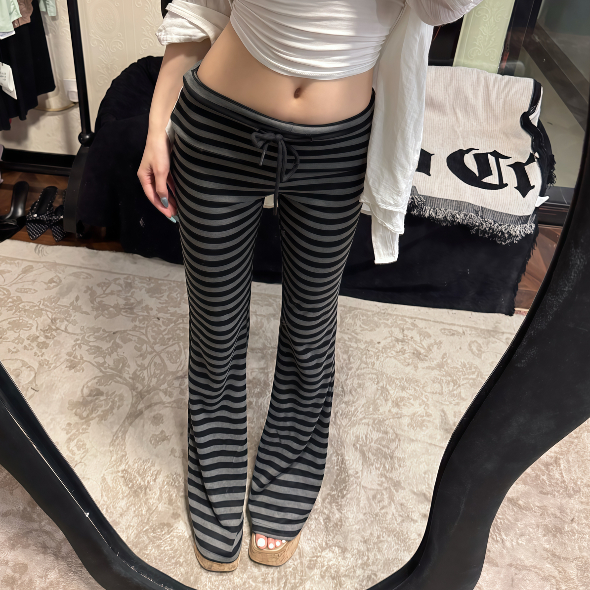 《美少女服装店》丰臀视觉效果超赞的条纹喇叭裤