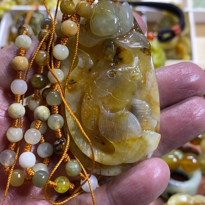 蛇纹石玉颈饰未镶嵌