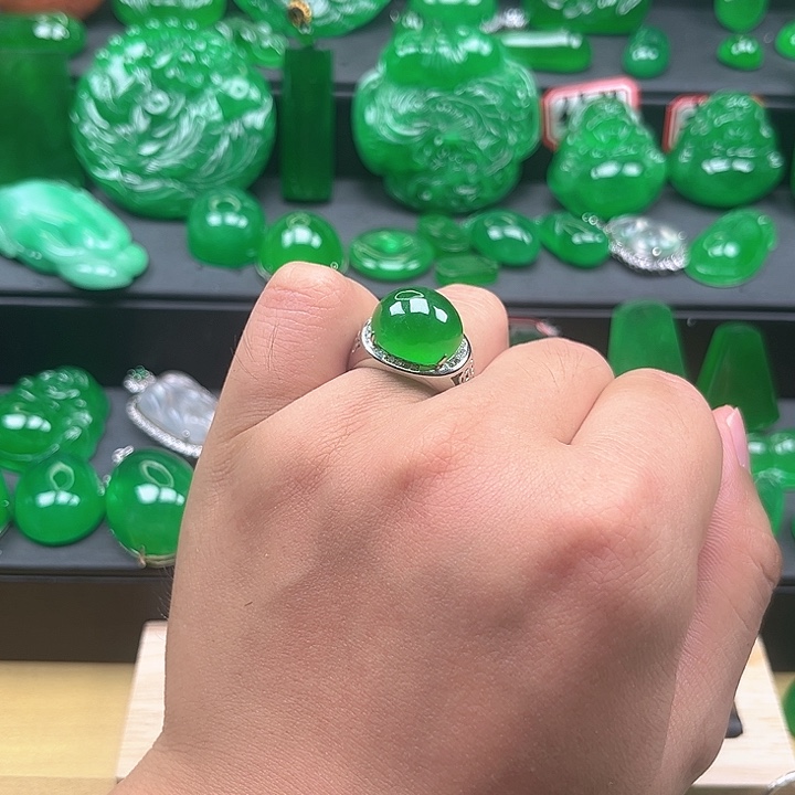 翡翠未镶嵌颈饰戒指