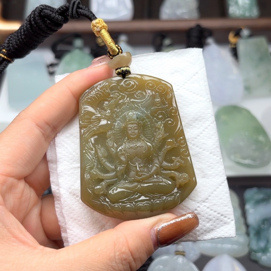 刘****翡翠未镶嵌颈饰千手观音