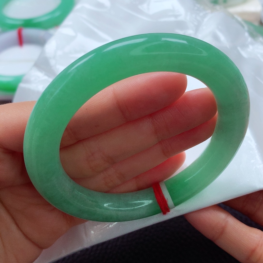 翡翠手镯未镶嵌56甜阳绿