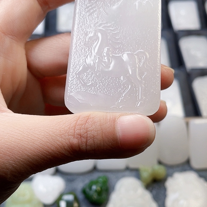 石英质玉（金丝玉）颈饰未镶嵌隔**火