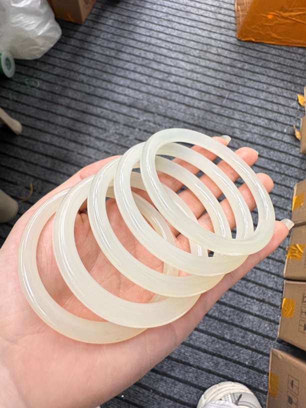 时尚百搭暖白美人条手镯多样性发一