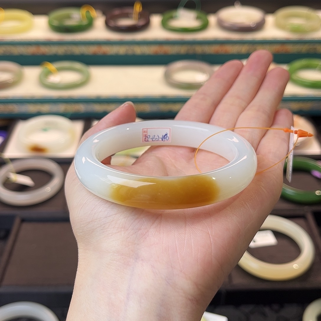 和田玉手镯未镶嵌糖白