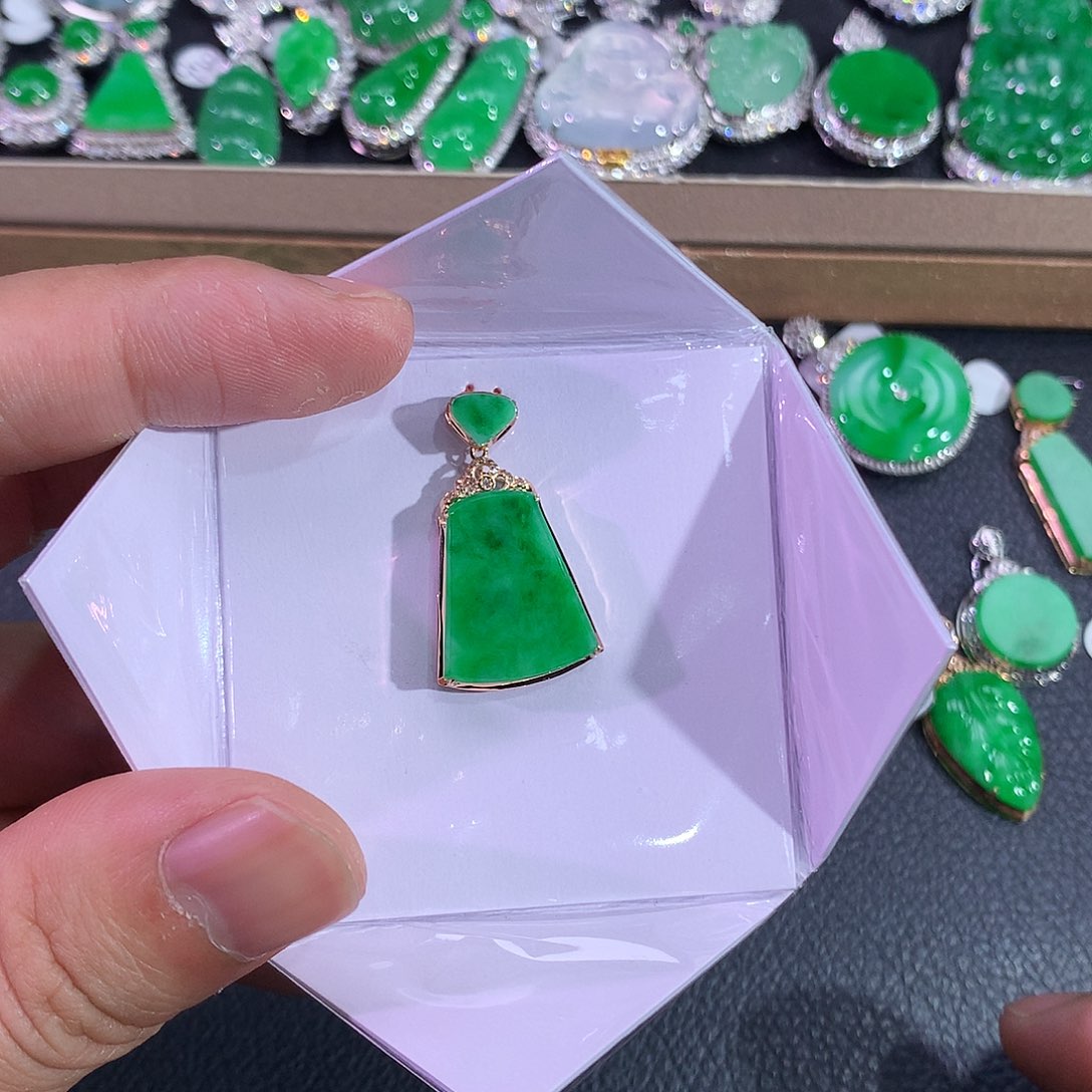 翡翠吊坠(赠链)18K金镶嵌