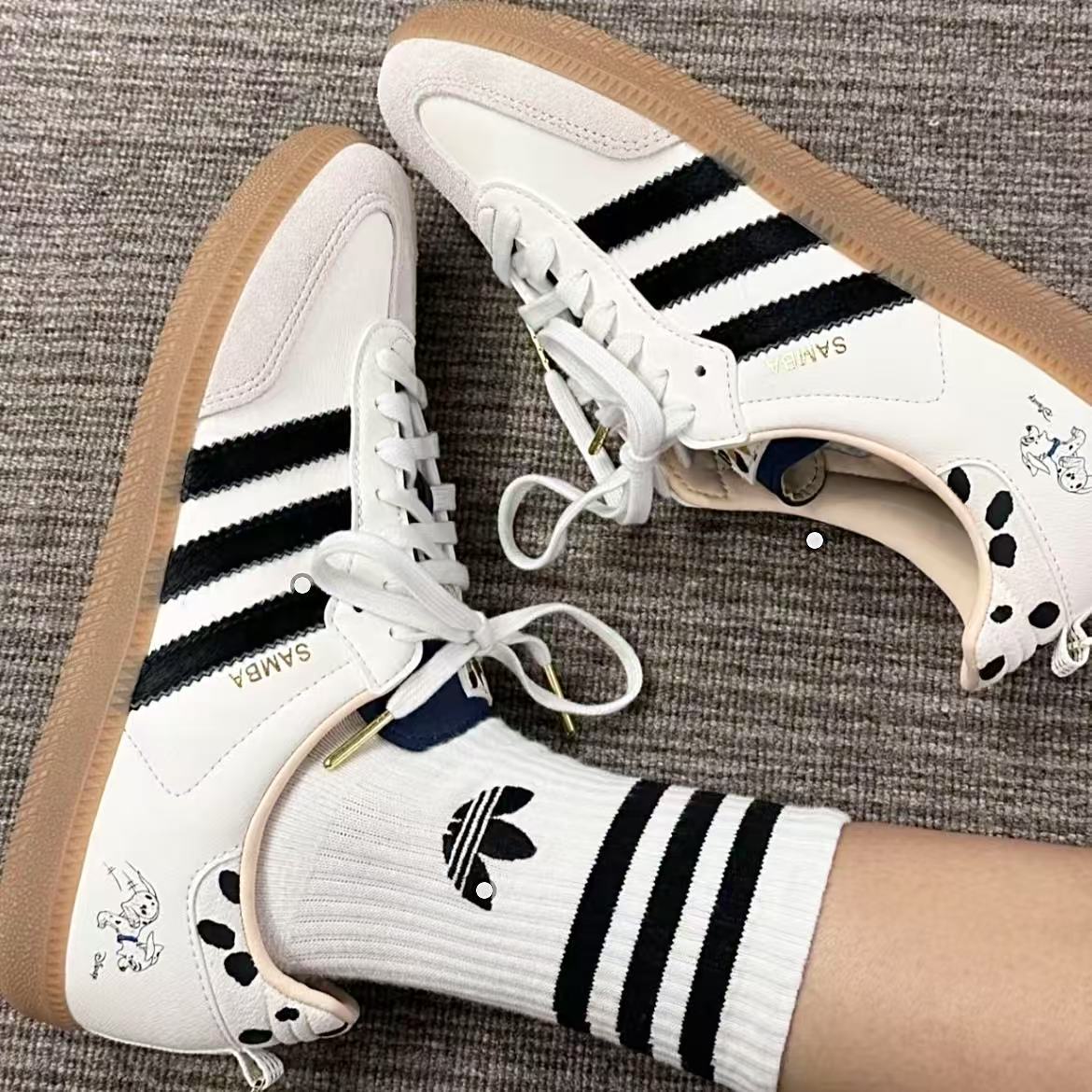 adidas/阿迪达斯三叶草中性SAMBA迪士尼斑点狗联名白T头鞋KJ5990