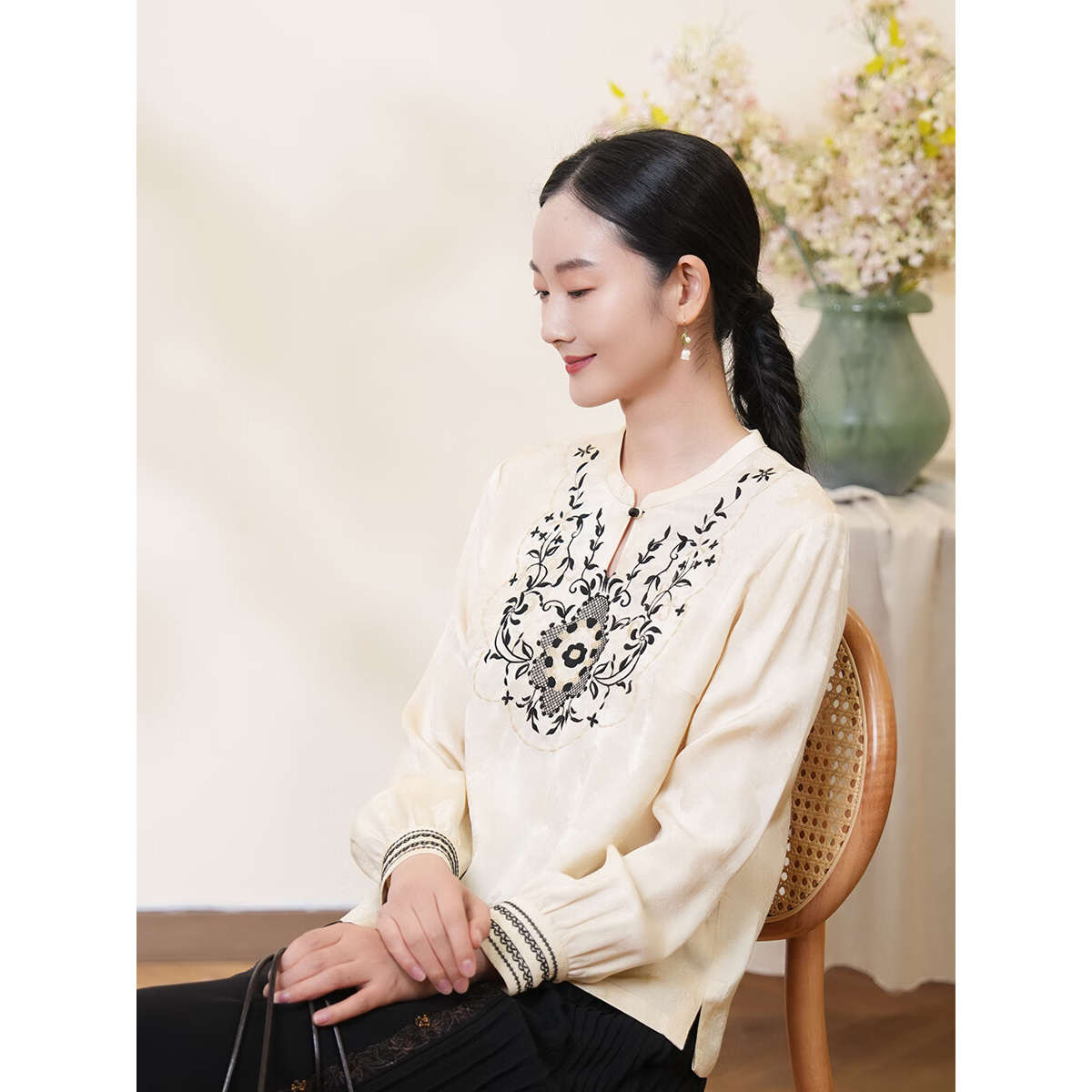 布符新中式「牡丹暗纹花草绣水滴领上衣」2026年春季新款女装NCCX25