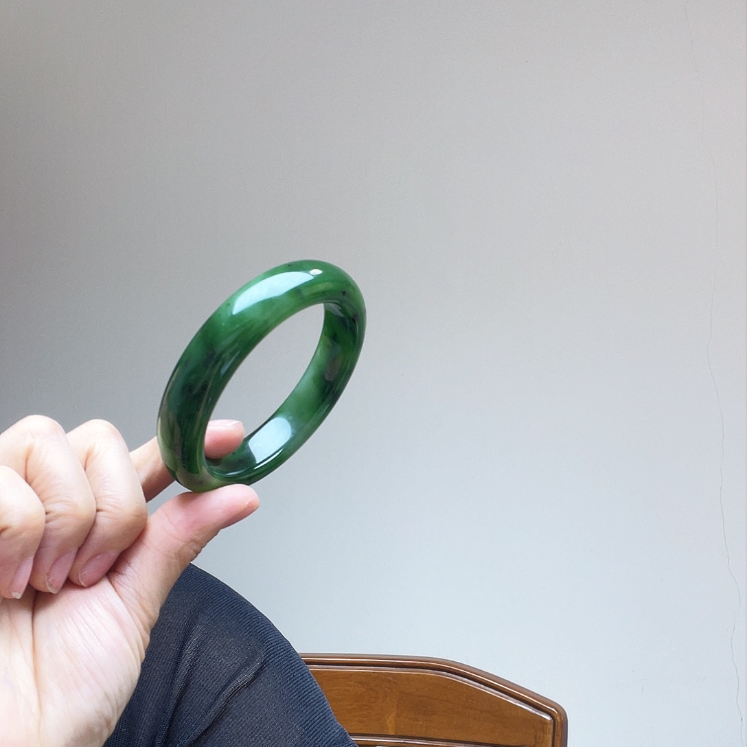 和田玉手镯未镶嵌追**?