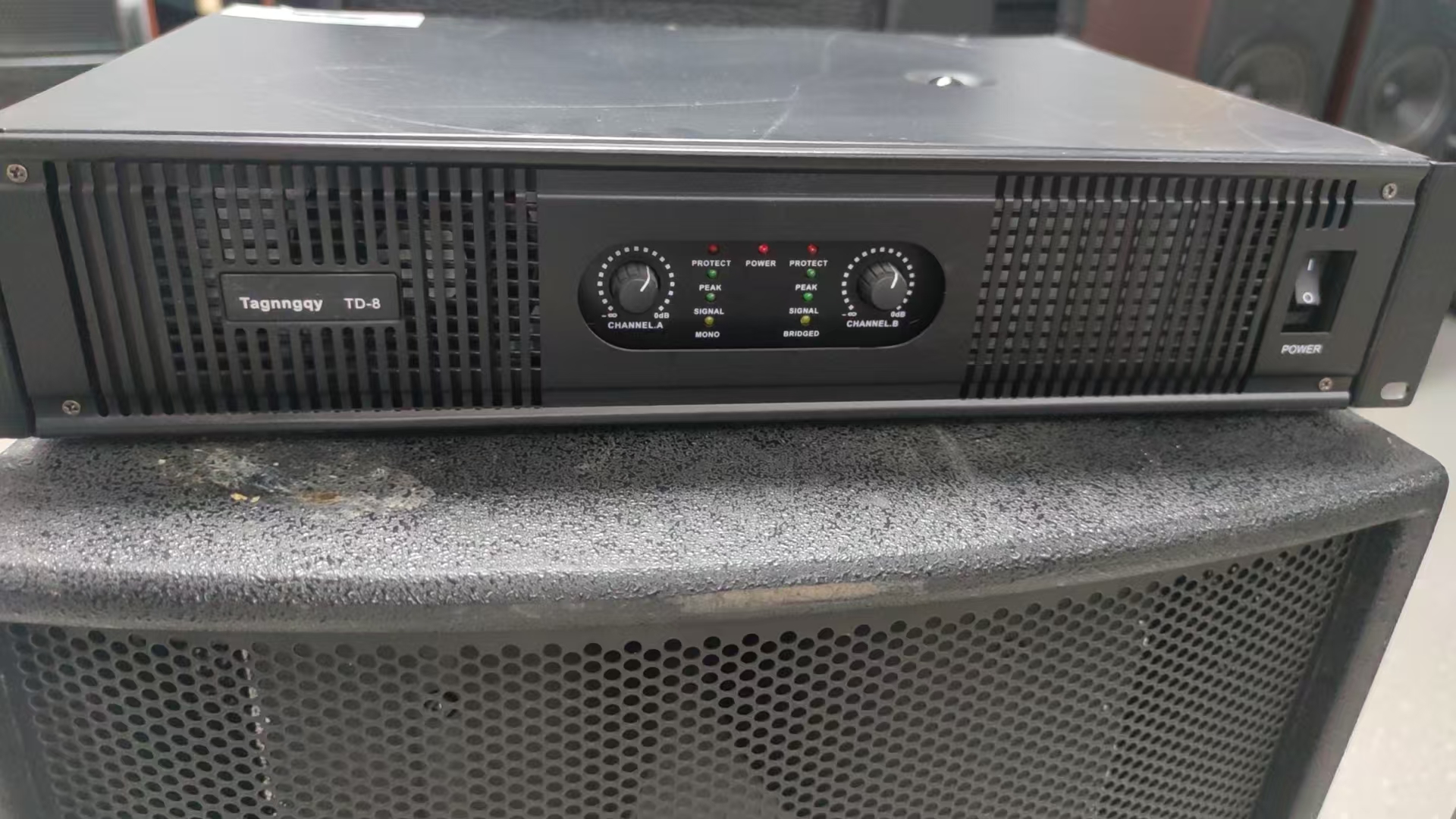 8新  专业后级功放一台，不包邮运费到付