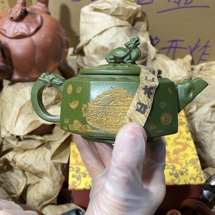 茶壶紫砂矿泥料，手工制作的一把紫砂壶。