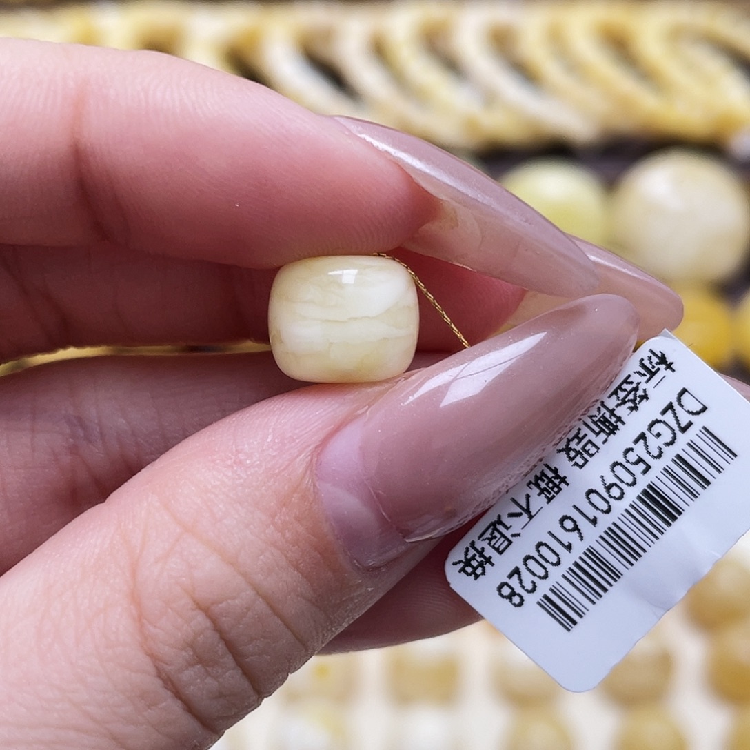 清***鱼琥珀未镶嵌裸石11*8.9mm老型皮色