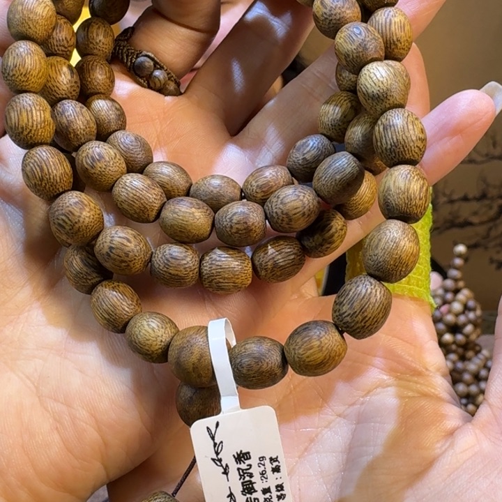 沉香手串姐****绿奇楠沉香乌身圆叶多圈手串