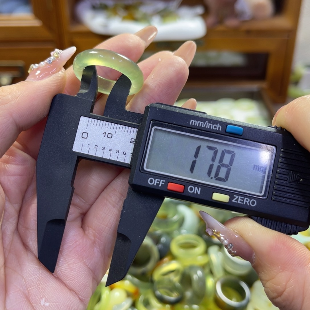 蛇纹石玉未镶嵌手镯97