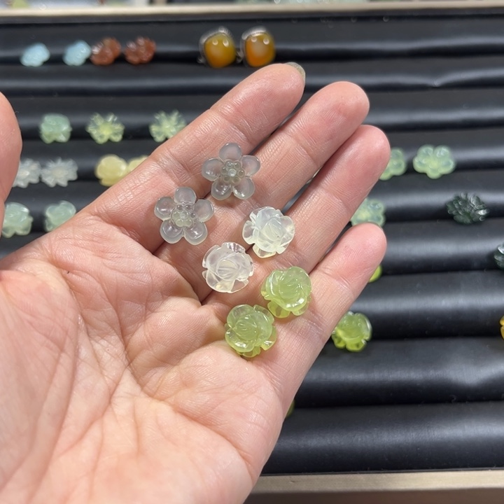 蛇纹石玉耳饰合金