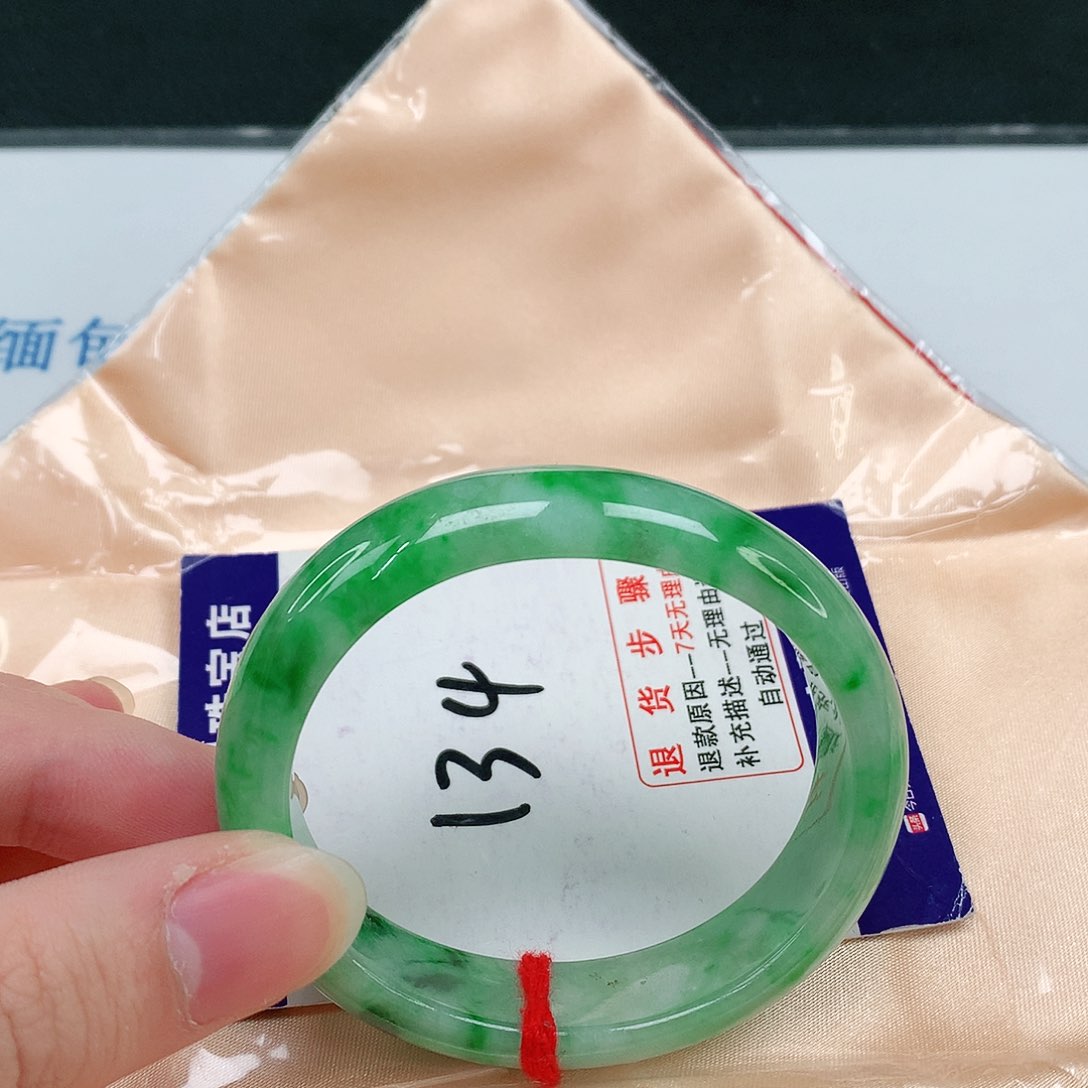 翡翠手镯未镶嵌翡翠