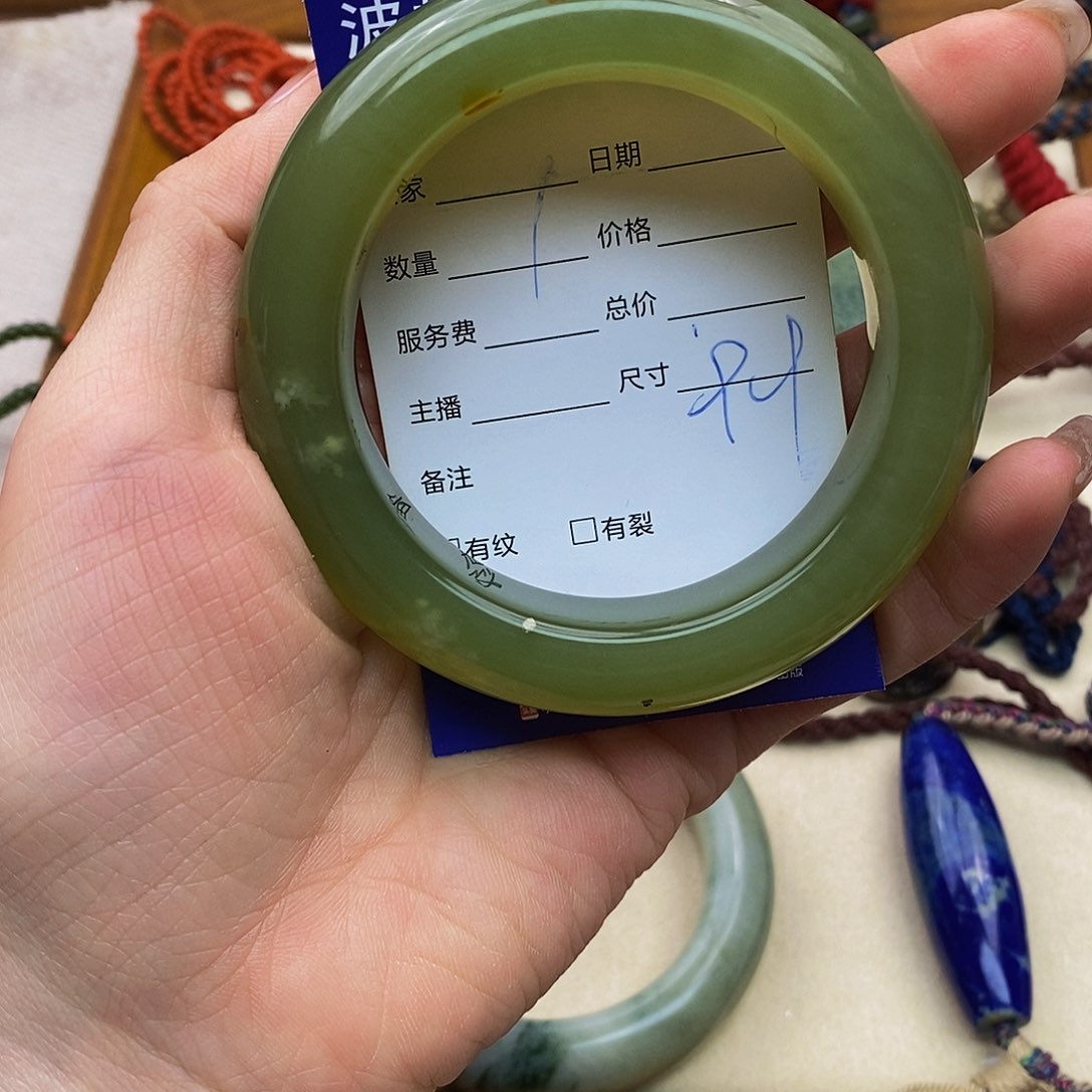 南红玛瑙手镯未镶嵌