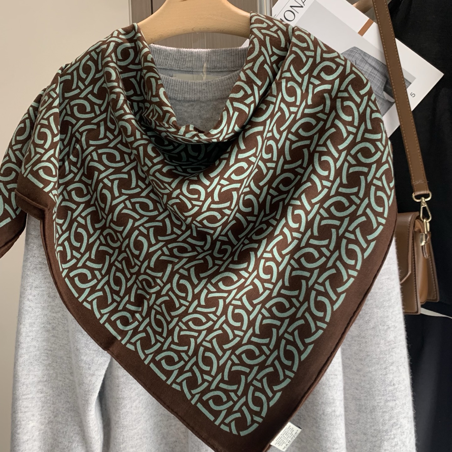 秋冬百搭显气质高级感的复古棕绿色系方巾羊毛加蚕丝混纺手工卷边