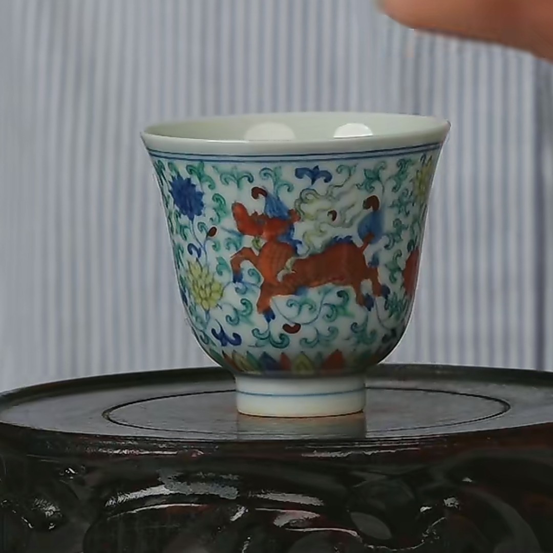 M斗彩麒麟穿花纹杯