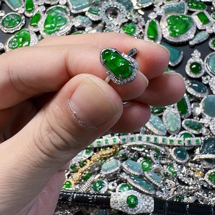 翡翠颈饰未镶嵌天然A货翡翠放漏