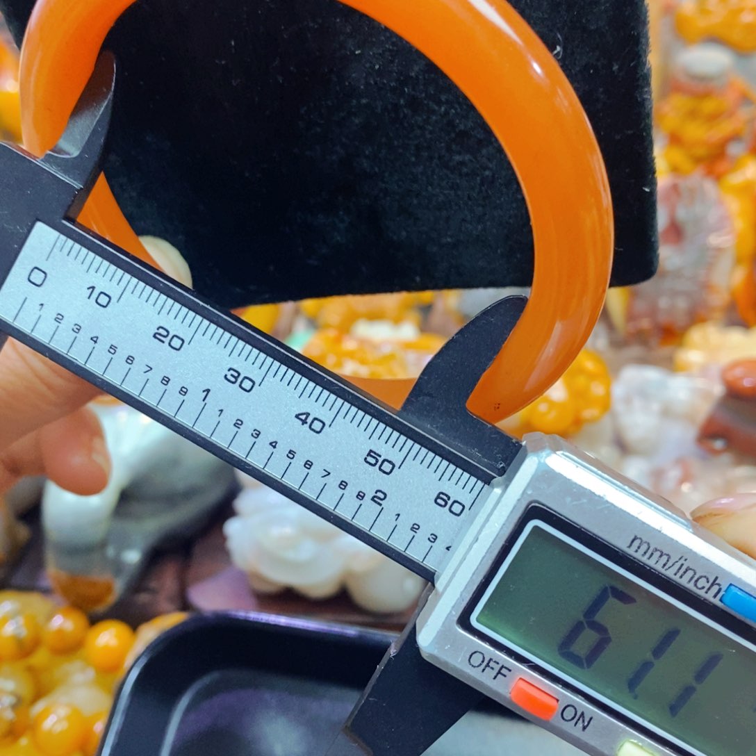 未镶嵌石英质玉（黄龙玉）颈饰