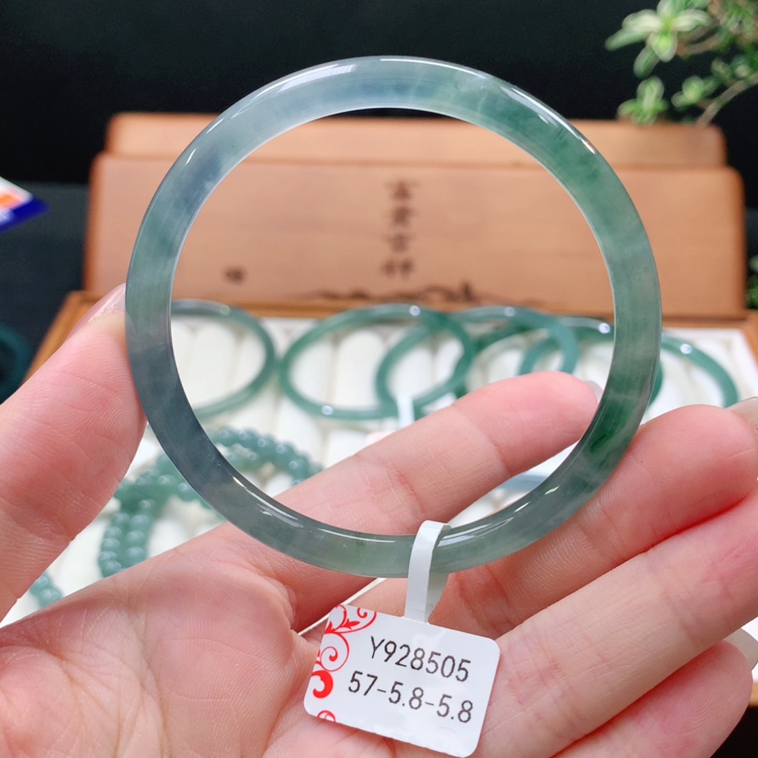 翡翠手镯未镶嵌天然