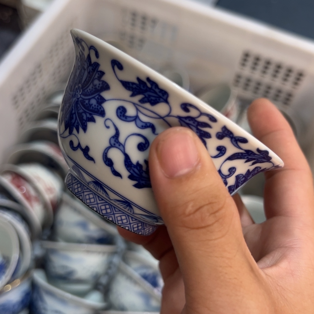 白青花缠枝莲压手杯全