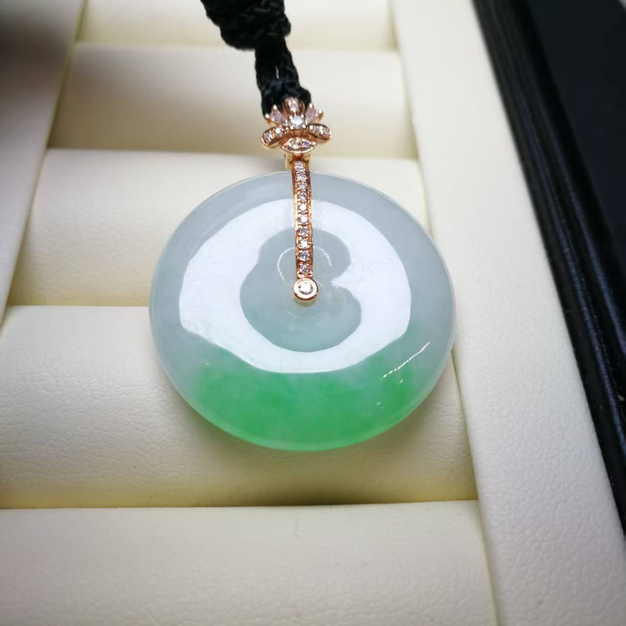 天然翡翠吊坠，平安扣造型，厚庄圆润，翠色聚中