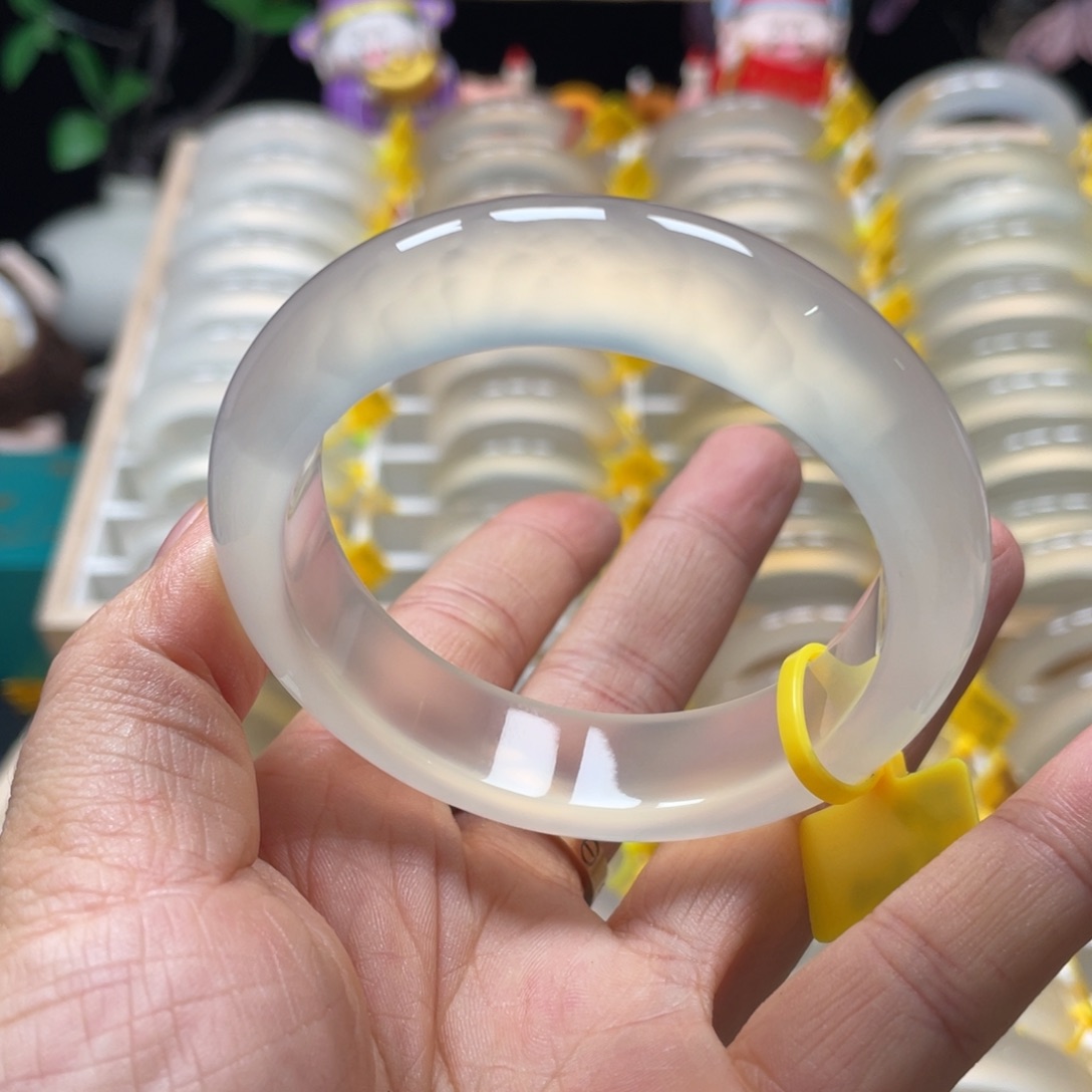 琴***琴玛瑙/玉髓未镶嵌手镯