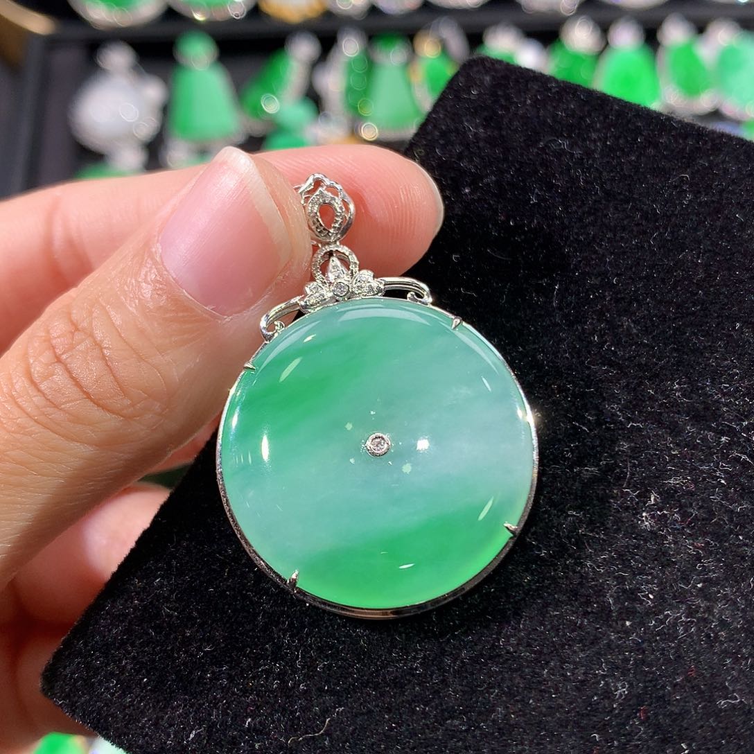 翡翠18K金镶嵌颈饰