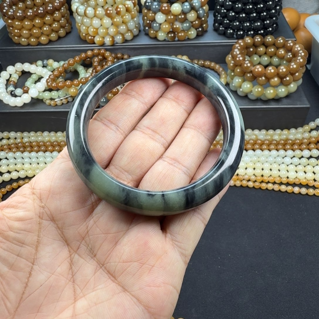 青***色和田玉未镶嵌手镯