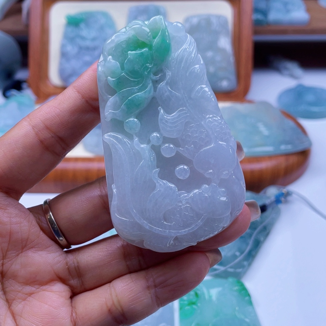 翡翠未镶嵌颈饰荷叶鱼