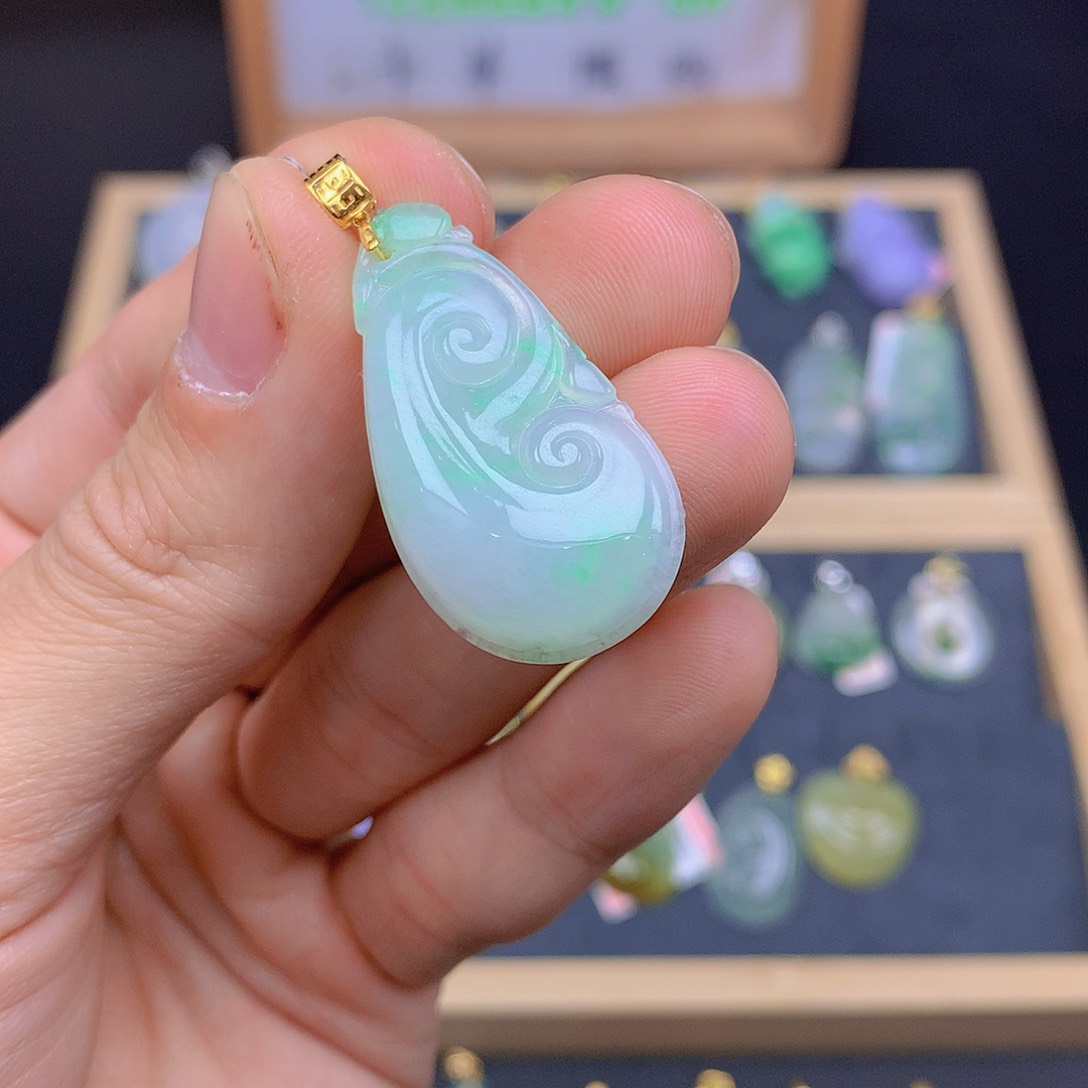 翡翠颈饰18K金镶嵌翡翠