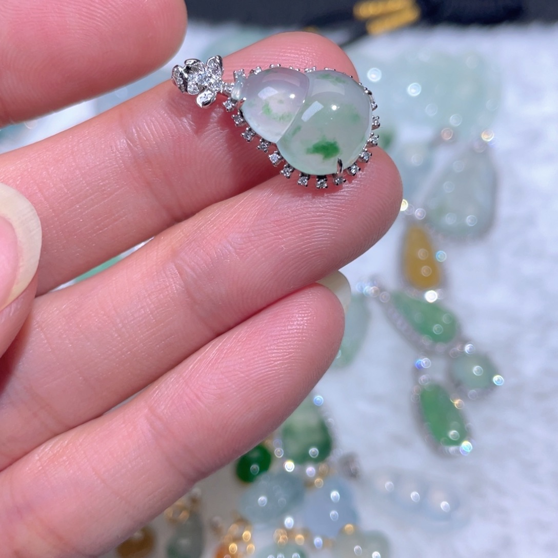 翡翠18K金镶嵌颈饰翡翠