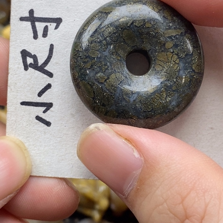 硅化珊瑚（珊瑚玉）未镶嵌颈饰