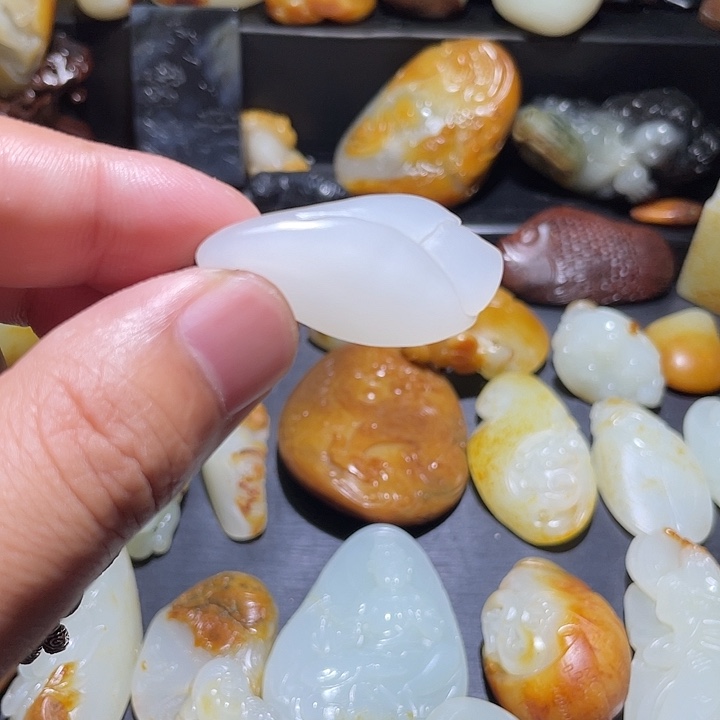 颈饰未镶嵌和田玉（糖玉）